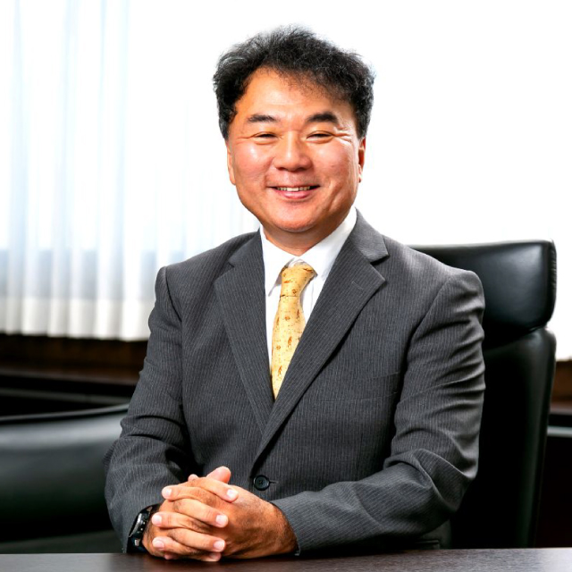 荒谷邦雄学部長顔写真